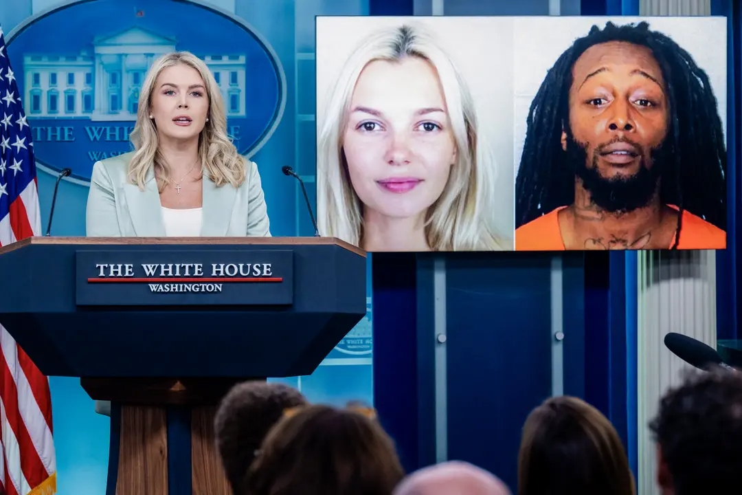 La secretaria de prensa de la Casa Blanca, Karoline Leavitt, habla junto a las fotos de la refugiada ucraniana Iryna Zarutska y Decarlos Brown Jr. durante una rueda de prensa en la Casa Blanca el 9 de septiembre de 2025. Zarutska fue presuntamente asesinada por Brown en un tren ligero en Charlotte, Carolina del Norte. (Saul Loeb/AFP a través de Getty Images)
