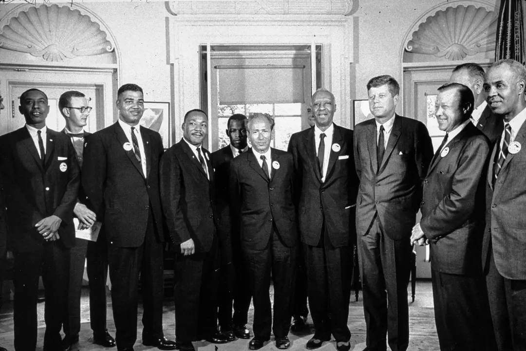 El presidente John F. Kennedy (tercero por la derecha) en la Casa Blanca con los líderes de la "Marcha sobre Washington" por los derechos civiles (de izquierda a derecha) Floyd McKissick, Mathew Ahmann, Whitney Young, Martin Luther King, John Lewis, el rabino Joachim Prinz, A. Philip Randolph, Walter Reuther y Roy Wilkins. (MPI/Getty Images)