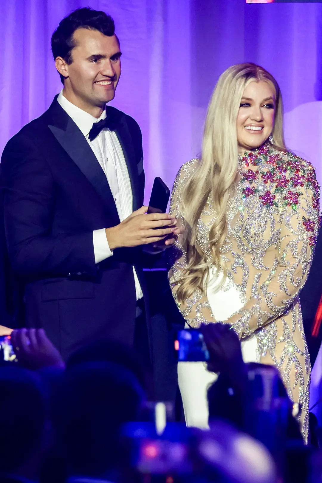 Charlie Kirk y su esposa, Erika Lane Frantzve, observan la actuación de The Village People en el escenario durante el baile inaugural de Turning Point USA en el Hotel Salamander de Washington el 19 de enero de 2025. (Samuel Corum/Getty Images)