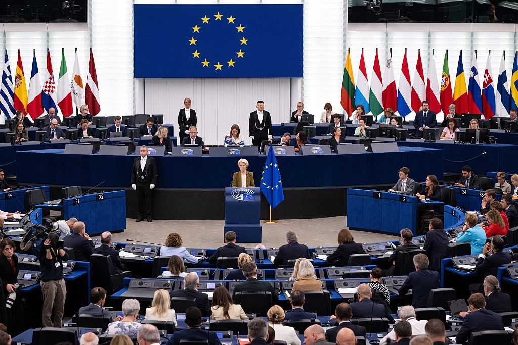 <em>La presidenta de la Comisión Europea, Ursula von der Leyen, pronuncia su discurso anual sobre el estado de la Unión durante una sesión plenaria en el Parlamento Europeo en Estrasburgo, este de Francia, el 10 de septiembre de 2025. (SEBASTIEN BOZON/AFP vía Getty Images)</em>