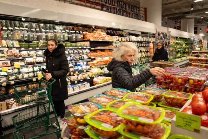 Personas comprando en una tienda de comestibles en la ciudad de Nueva York, en 2025. (Samira Bouaou/The Epoch Times)