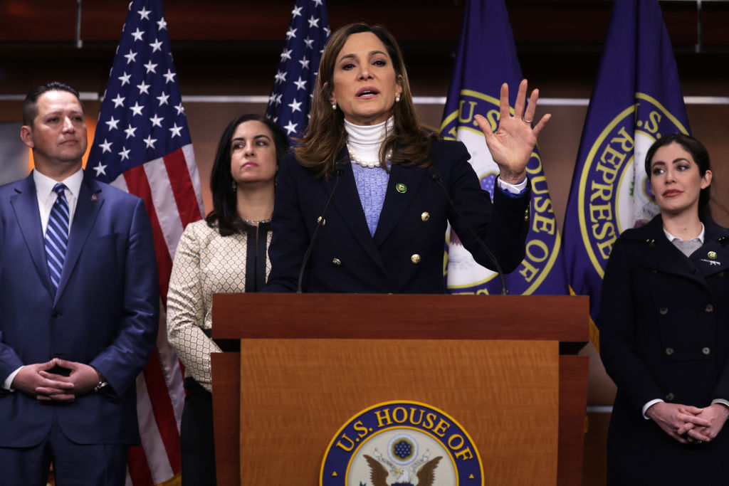 La representante María Elvira Salazar (republicana por Florida), miembro de la Conferencia Hispana del Congreso (CHC), habla durante una conferencia de prensa en el Capitolio de los Estados Unidos el 1 de febrero de 2023 en Washington, D.C. (Foto de Alex Wong/Getty Images)