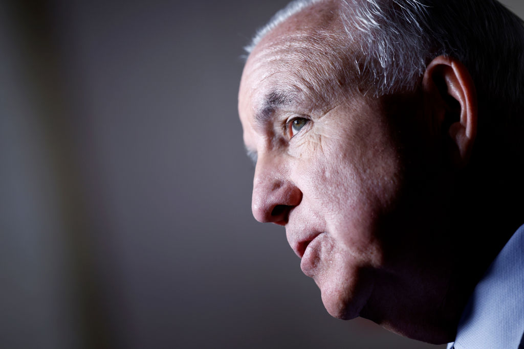 El representante Carlos Giménez (republicano por Florida) habla con la prensa tras reunión de la conferencia republicana de la Cámara de Representantes en el Capitolio de los Estados Unidos el 20 de marzo de 2024 en Washington, D.C. (Foto de Anna Moneymaker/Getty Images)