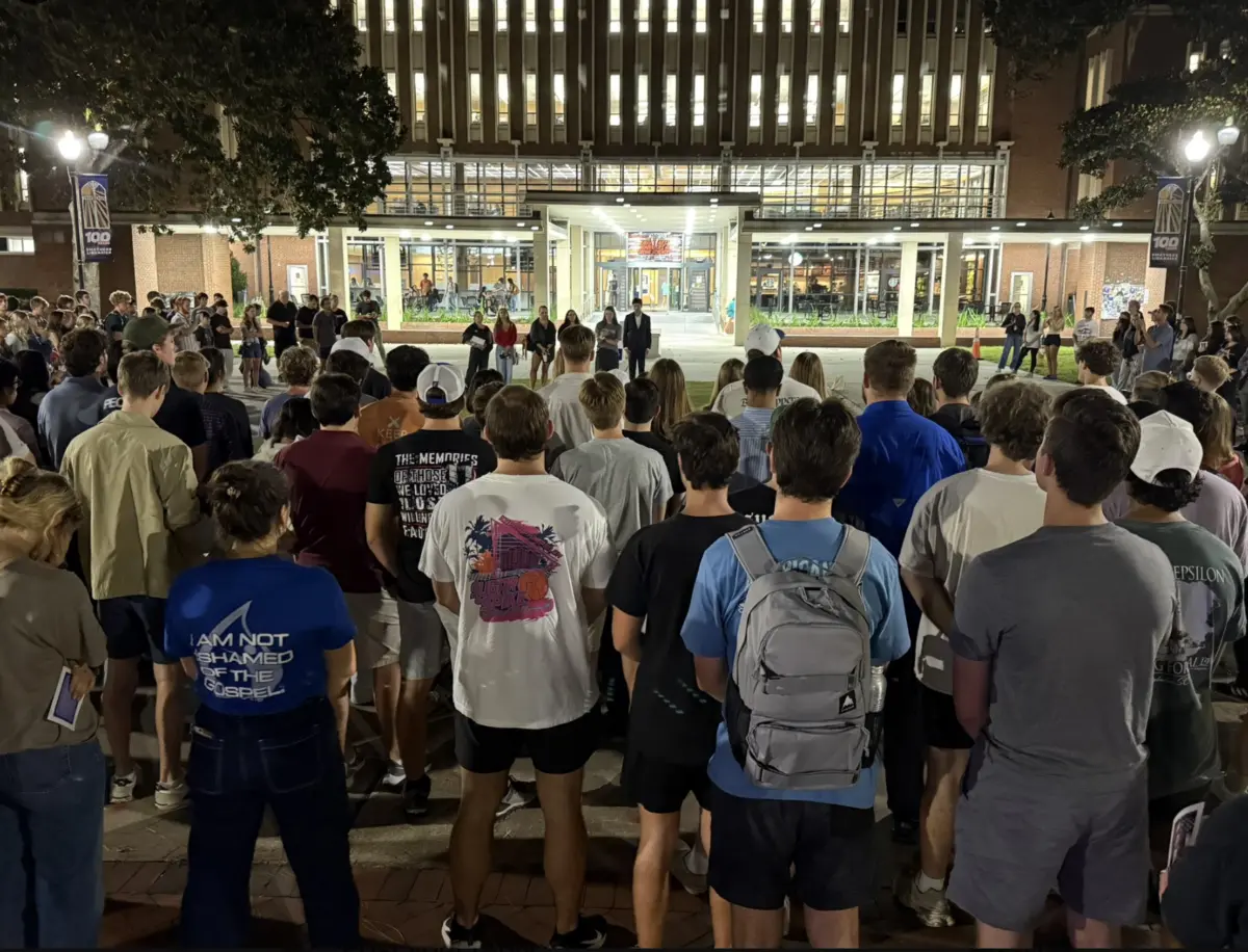 Cientos de personas se reúnen en la Universidad de Florida en Gainesville para una vigilia por el 11 de septiembre organizada por la sección de Turning Point USA del campus en honor a Charlie Kirk y su familia. (Nanette Holt/The Epoch Times).