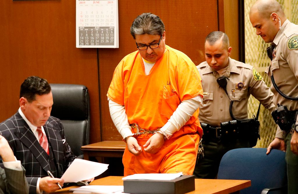 Naason Joaquín García (Der.), líder de una iglesia evangélica con sede en México y con más de un millón de fieles en todo el mundo, comparece junto a sus abogados defensores Ken Rosenfeld (Izq.) y Allen Sawyer (fuera de cuadro) en una audiencia de revisión de fianza en la Corte Superior de Los Ángeles el 15 de julio de 2019. (AL SEIB/AFP a través de Getty Images)