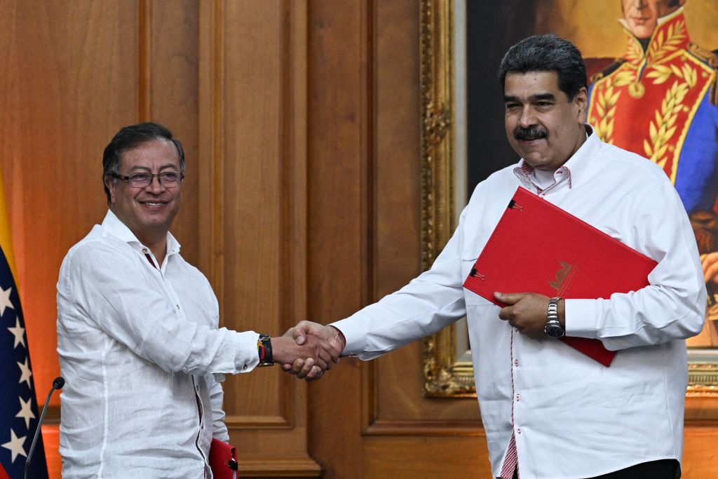 El presidente colombiano Gustavo Petro (izq.) y su homólogo venezolano, Nicolás Maduro, se estrechan la mano tras firmar acuerdos en el Palacio Presidencial de Miraflores, Caracas, el 1 de noviembre de 2022. (Foto de FEDERICO PARRA/AFP vía Getty Images)