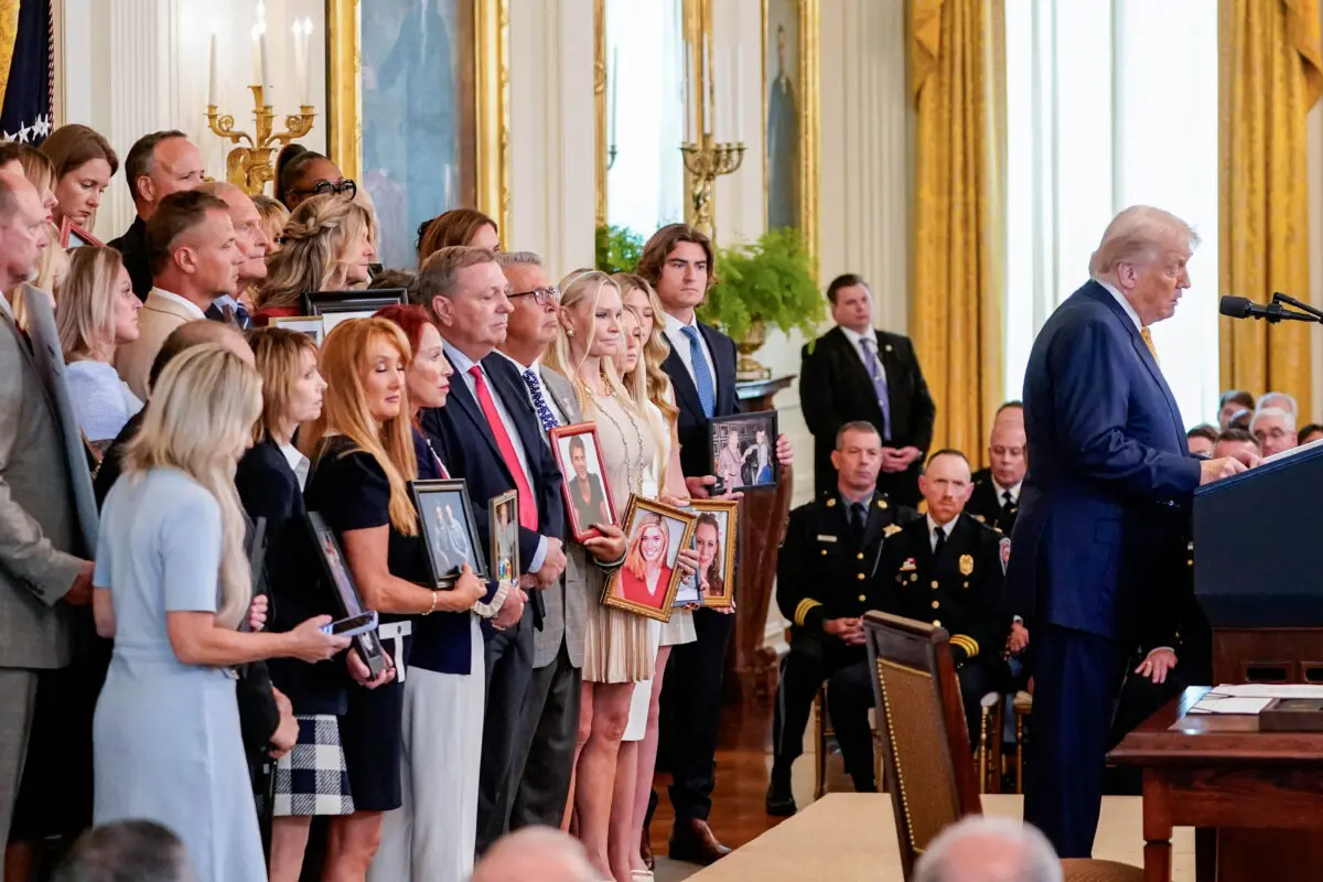 <em>El presidente Donald Trump antes de firmar la Ley HALT Fentanyl en el Salón Este de la Casa Blanca el 16 de julio de 2025. (Nathan Howard Howard/Reuters)</em>