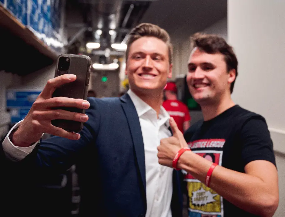 Gunnar Thorderson y Charlie Kirk comparten una foto juntos entre bastidores, durante un evento en octubre de 2020. (Cortesía de Gunnar Thorderson)