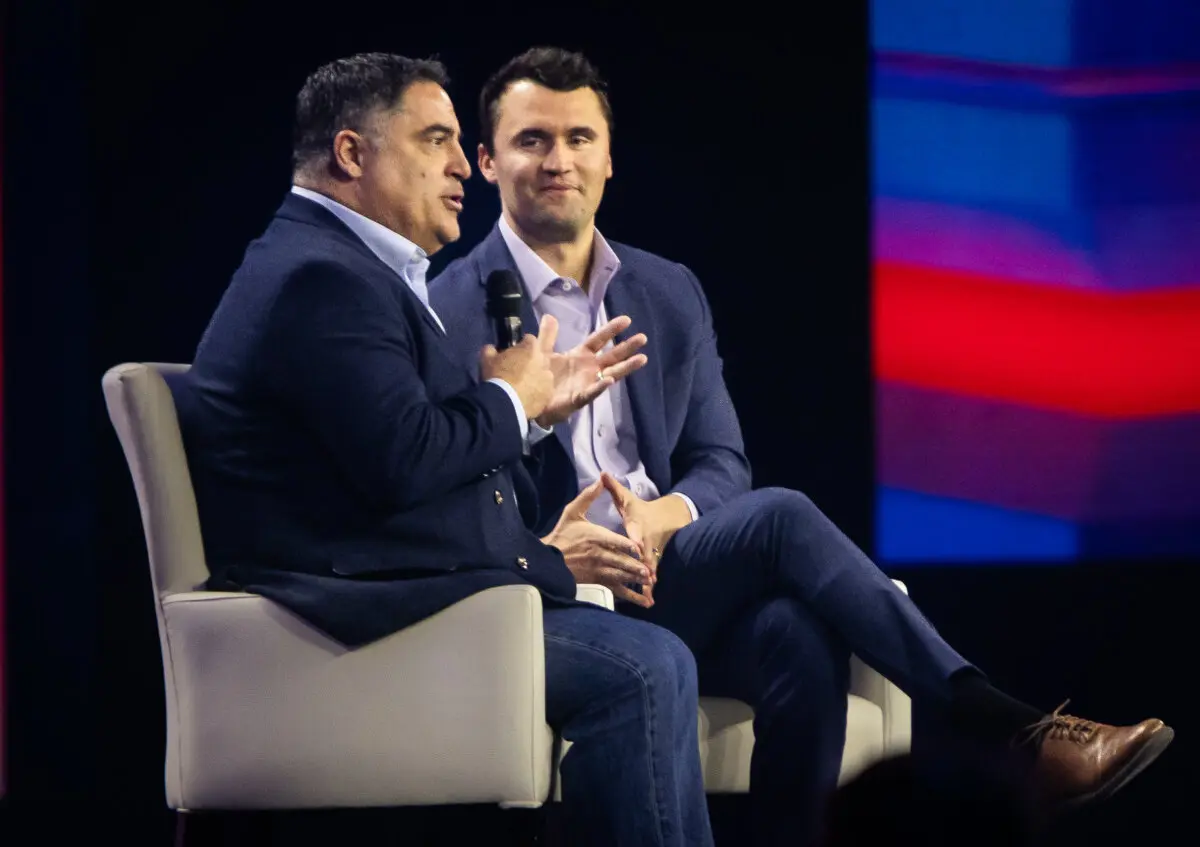 Charlie Kirk y Cenk Uygur hablan juntos en el tercer día del America (AM) Fest organizado por Turning Point USA en Phoenix, Arizona, el 21 de diciembre de 2024. (John Fredricks/The Epoch Times)