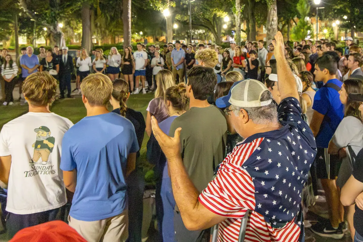 Estudiantes y otros simpatizantes realizan una vigilia en memoria de Charlie Kirk y cantan "Amazing Grace" en la Universidad de Florida en Gainesville, el 11 de septiembre de 2025. (Cortesía de Natasha Holt)