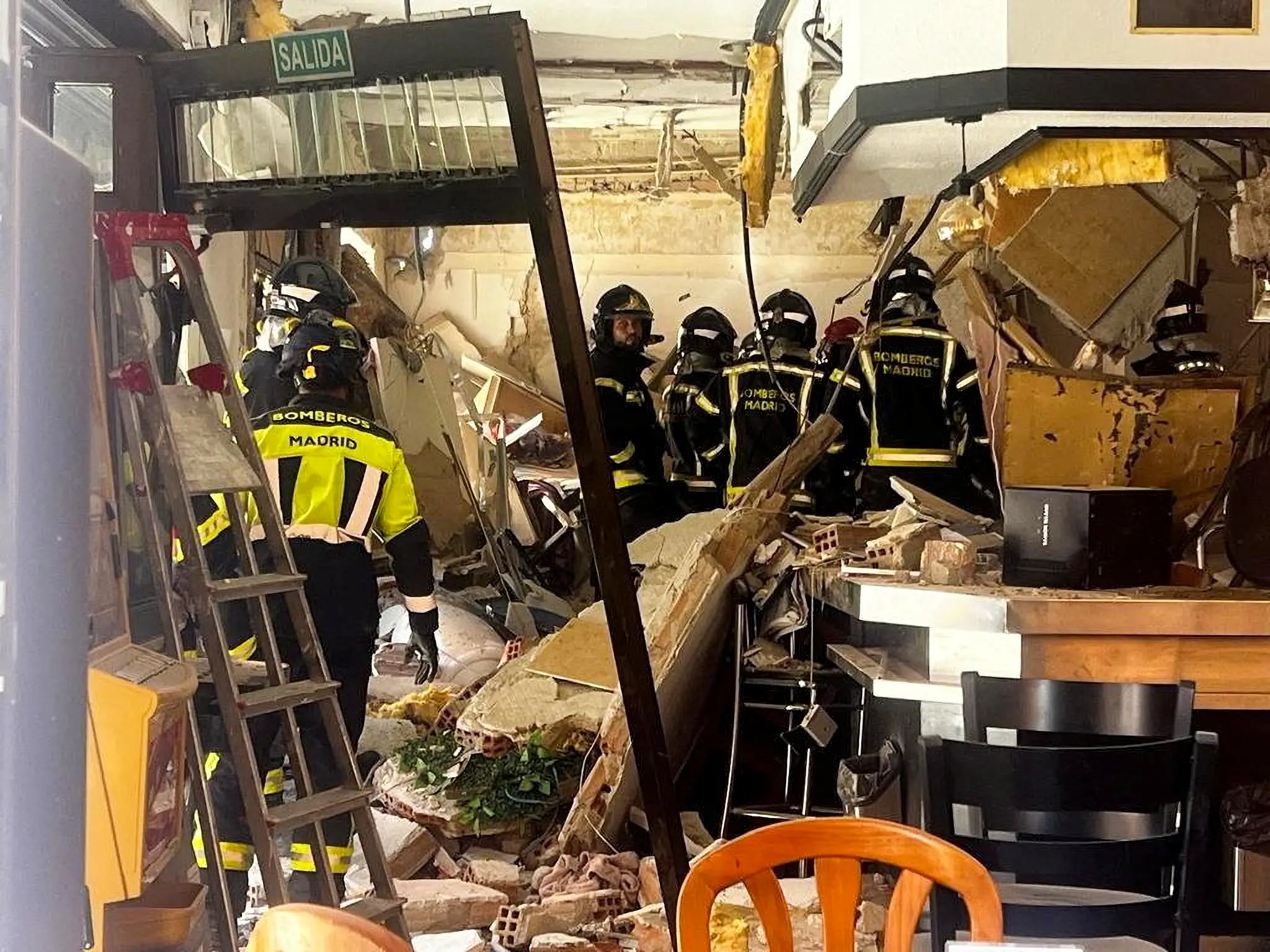 <em>Bomberos trabajan en el lugar tras una explosión en una cafetería que dejó al menos 21 heridos, tres de ellos graves, según los servicios de emergencia, en Madrid, España, el 13 de septiembre de 2025. Servicios de emergencia de Madrid, documento proporcionado por Reuters</em>