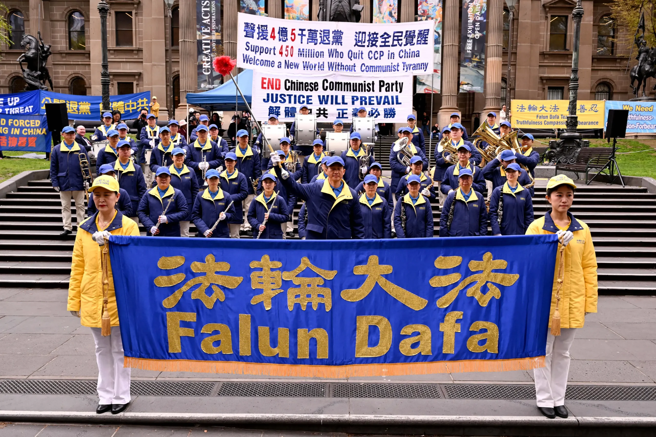 <em>Una banda de Falun Dafa hace una presentación durante una protesta en las escaleras de la Biblioteca Estatal de Victoria en Melbourne, Australia, el 13 de septiembre de 2025. William West/AFP vía Getty Images</em>