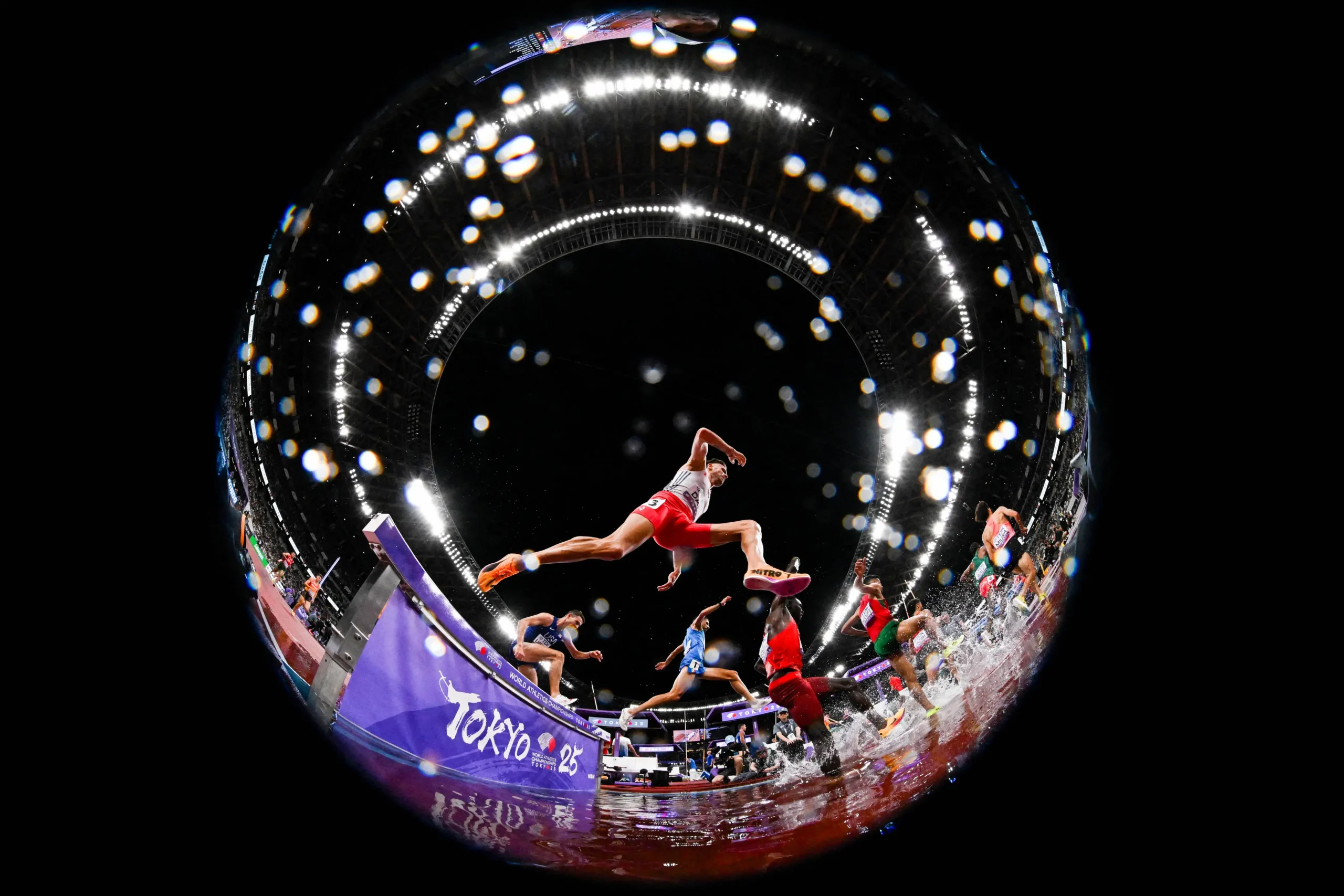 <em>Atletas compiten en las eliminatorias de 3000 m obstáculos masculinos durante el Campeonato Mundial de Atletismo en Tokio, el 13 de septiembre de 2025. Kirill Kudryavtsev/AFP vía Getty Images</em>