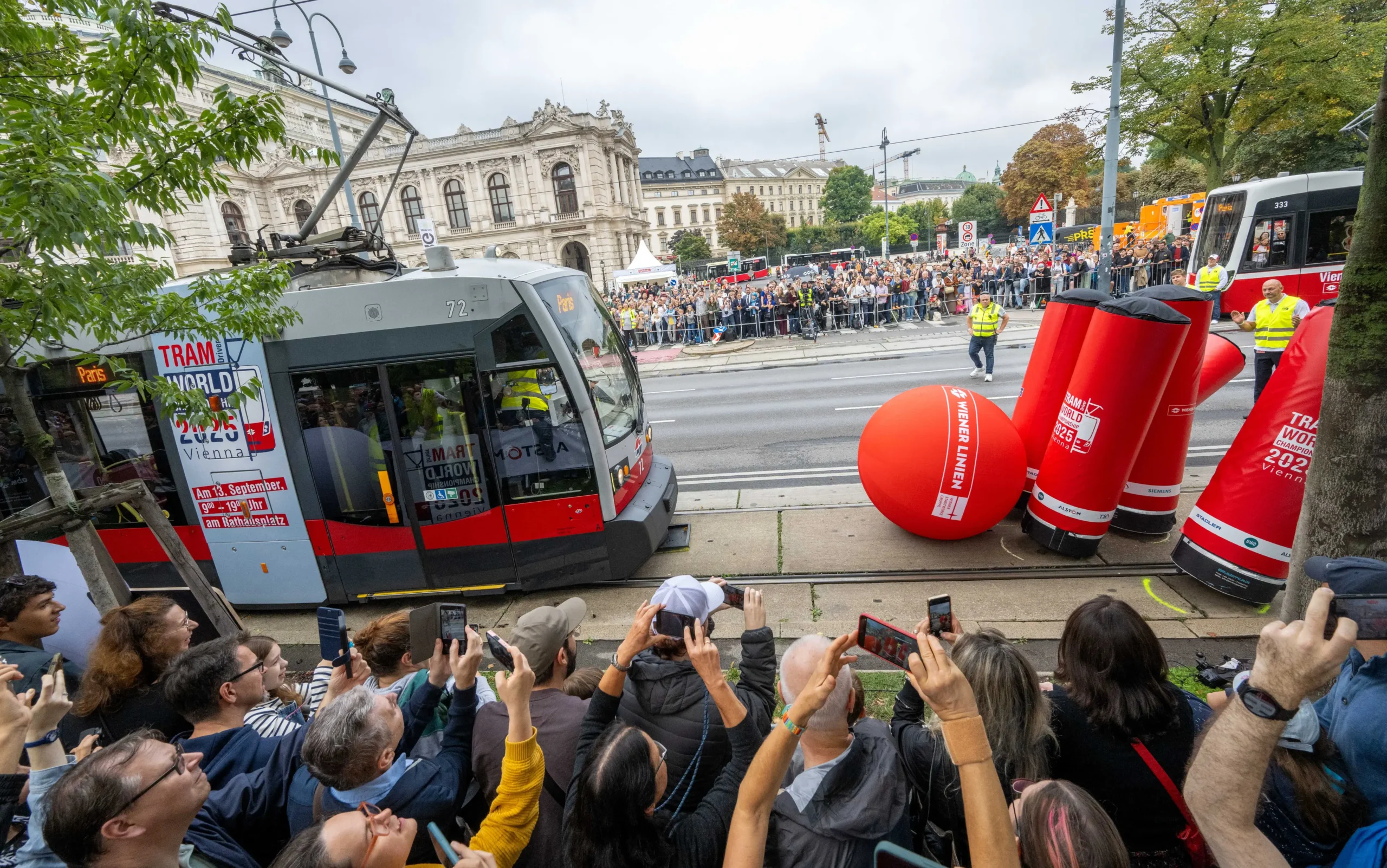 <em>El tranvía del equipo francés "París" compite durante el Campeonato Mundial de Conductores de Tranvía 2025 frente al Ayuntamiento de Viena, Austria, el 13 de septiembre de 2025, donde los mejores conductores de tranvía del mundo, procedentes de 25 países, han demostrado sus excepcionales habilidades al volante en una serie de desafiantes competiciones. Joe Klamar/AFP vía Getty Images</em>