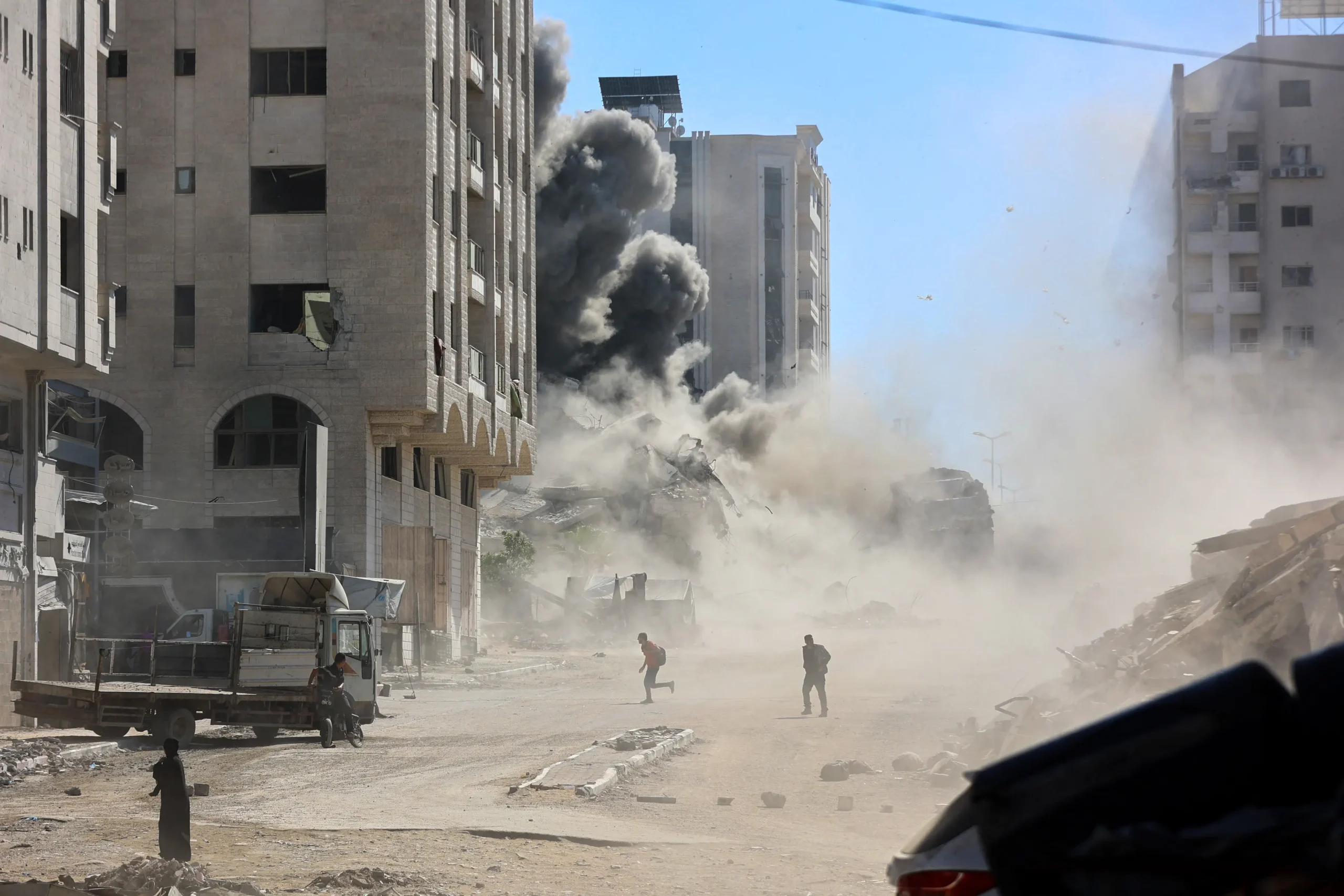 <em>Humo tras un ataque israelí contra un edificio en el distrito de Tal al-Hawa, en la ciudad de Gaza, el 13 de septiembre de 2025. Omar Al-Qattaa/AFP a través de Getty Images</em>