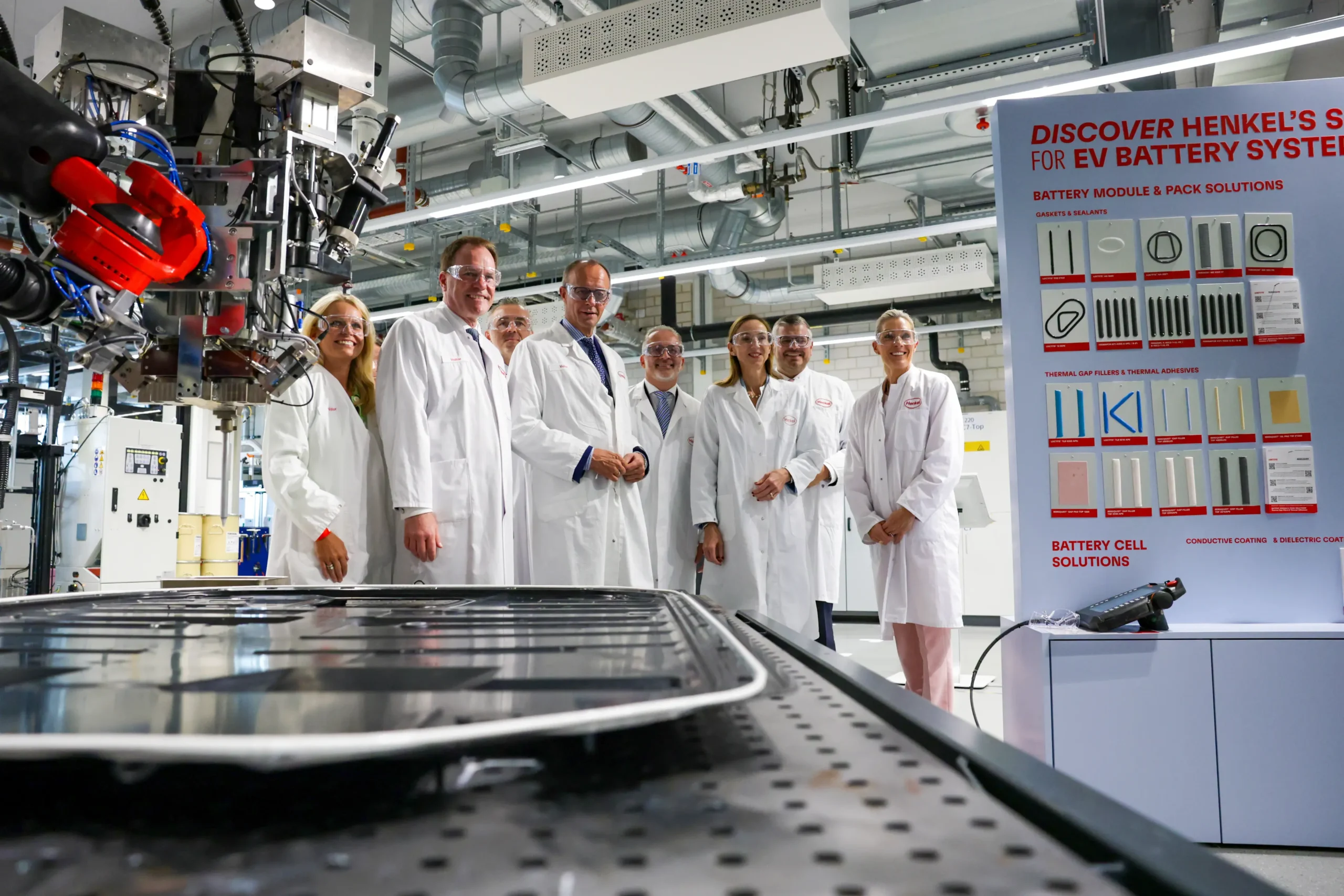 <em>El canciller alemán Friedrich Merz visita la fábrica de Henkel AG en Düsseldorf, Alemania, el 13 de septiembre de 2025. Christopher Neundorf-Pool/Getty Images</em>