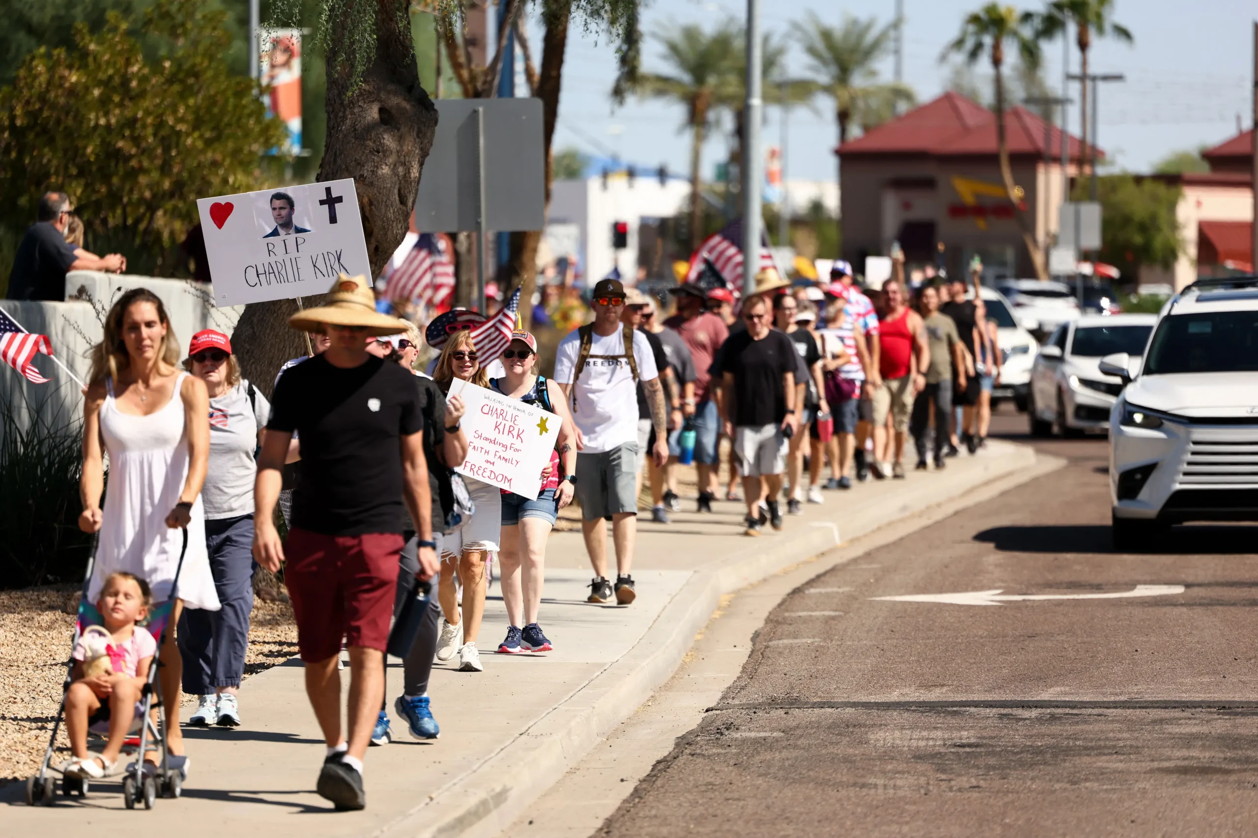 <em>Personas marchan en memoria de Charlie Kirk en Peoria, Arizona, el 13 de septiembre de 2025. Charly Triballeau/AFP vía Getty Images</em>