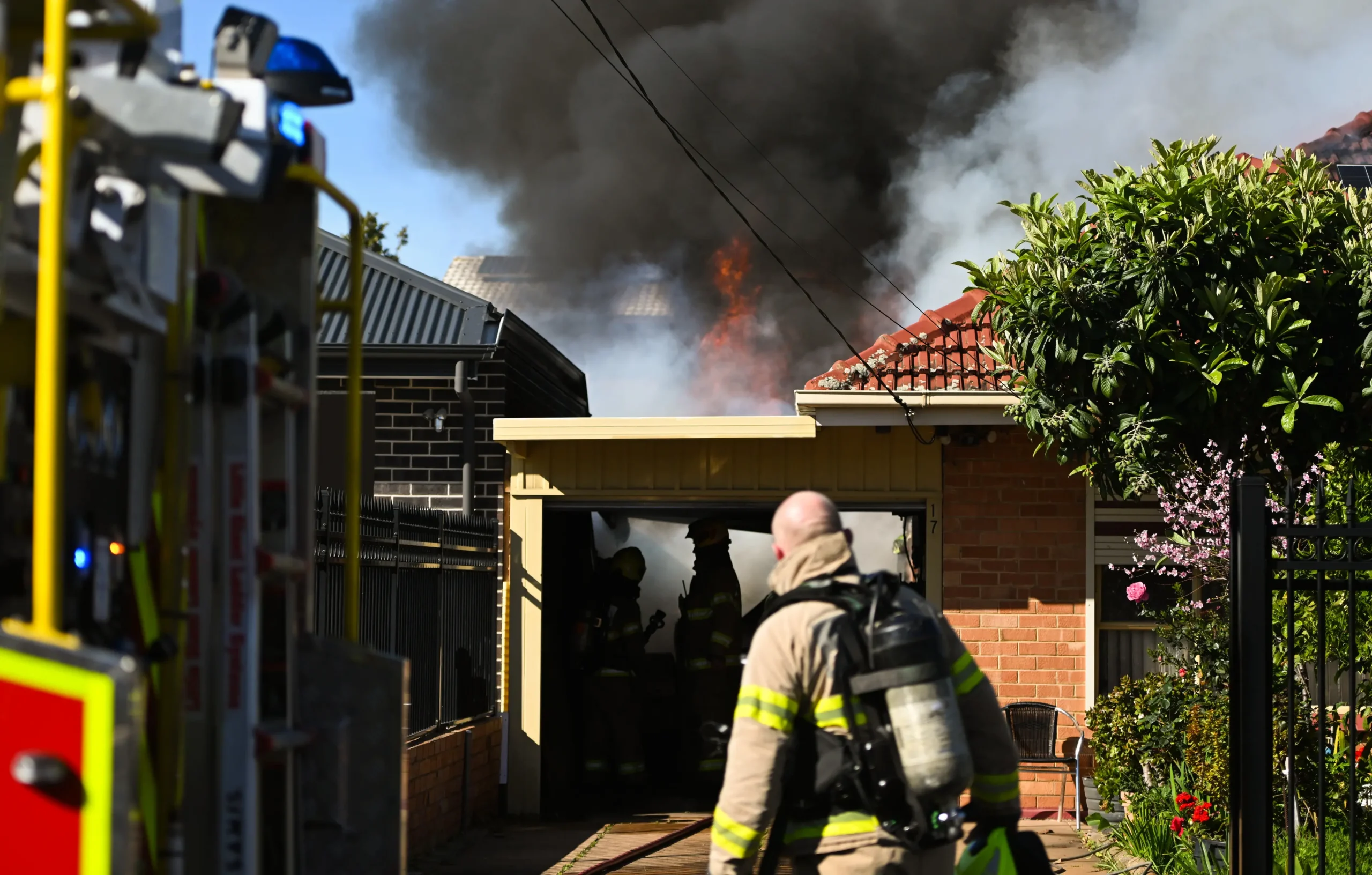 <em>El Servicio Metropolitano de Bomberos de Australia Meridional combate un incendio en una vivienda en Woodville Gardens, Australia Meridional, el 13 de septiembre de 2025. Tracey Nearmy/Getty Images</em>