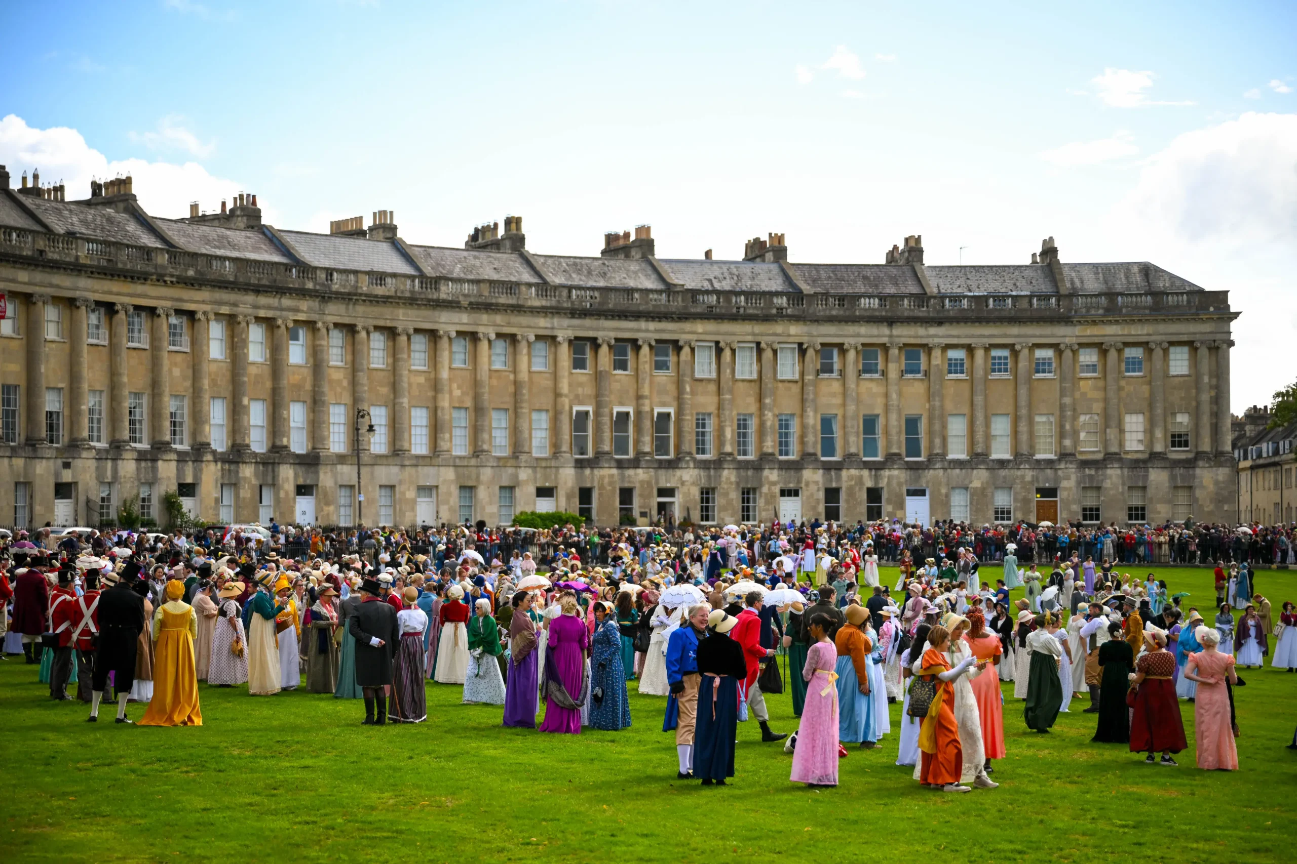 <em>El 13 de septiembre de 2025 se realiza el Gran Desfile de Disfraces Regency, que conmemora el 250 aniversario del nacimiento de Jane Austen, en Bath, Inglaterra. La inauguración oficial del Festival Jane Austen comienza con el Gran Desfile de Disfraces Regency por el centro de Bath. Finnbarr Webster/Getty Images</em>