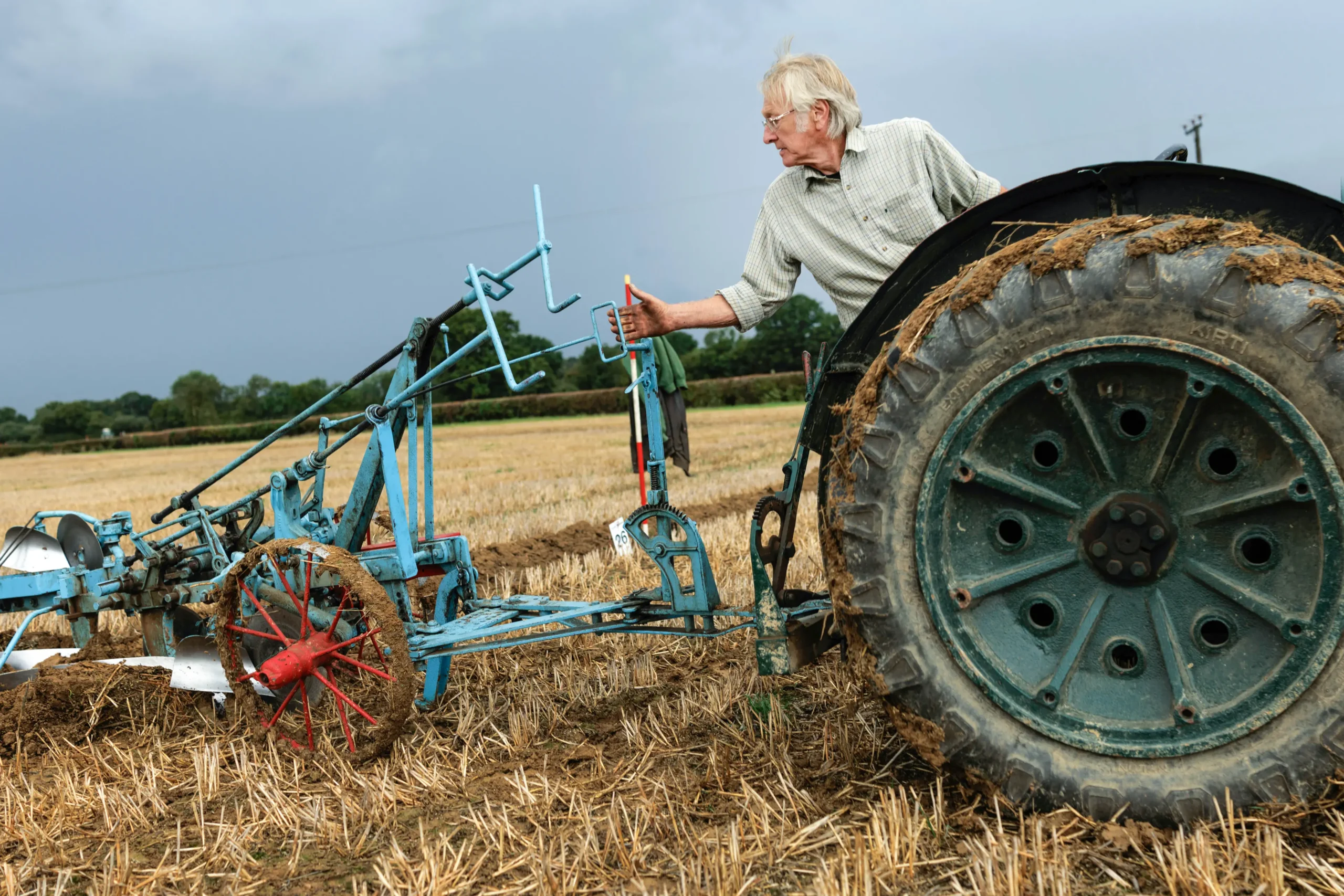 <em>Competidores participan en el concurso anual de arado Weald of Kent Ploughing Match en Headcorn, Inglaterra, el 13 de septiembre de 2025. La competición anual muestra la experiencia y la habilidad en el antiguo oficio del arado, junto con otros atractivos rurales, como un mercado de agricultores, exhibiciones de aves rapaces y carreras de terriers. Dan Kitwood/Getty Images</em>