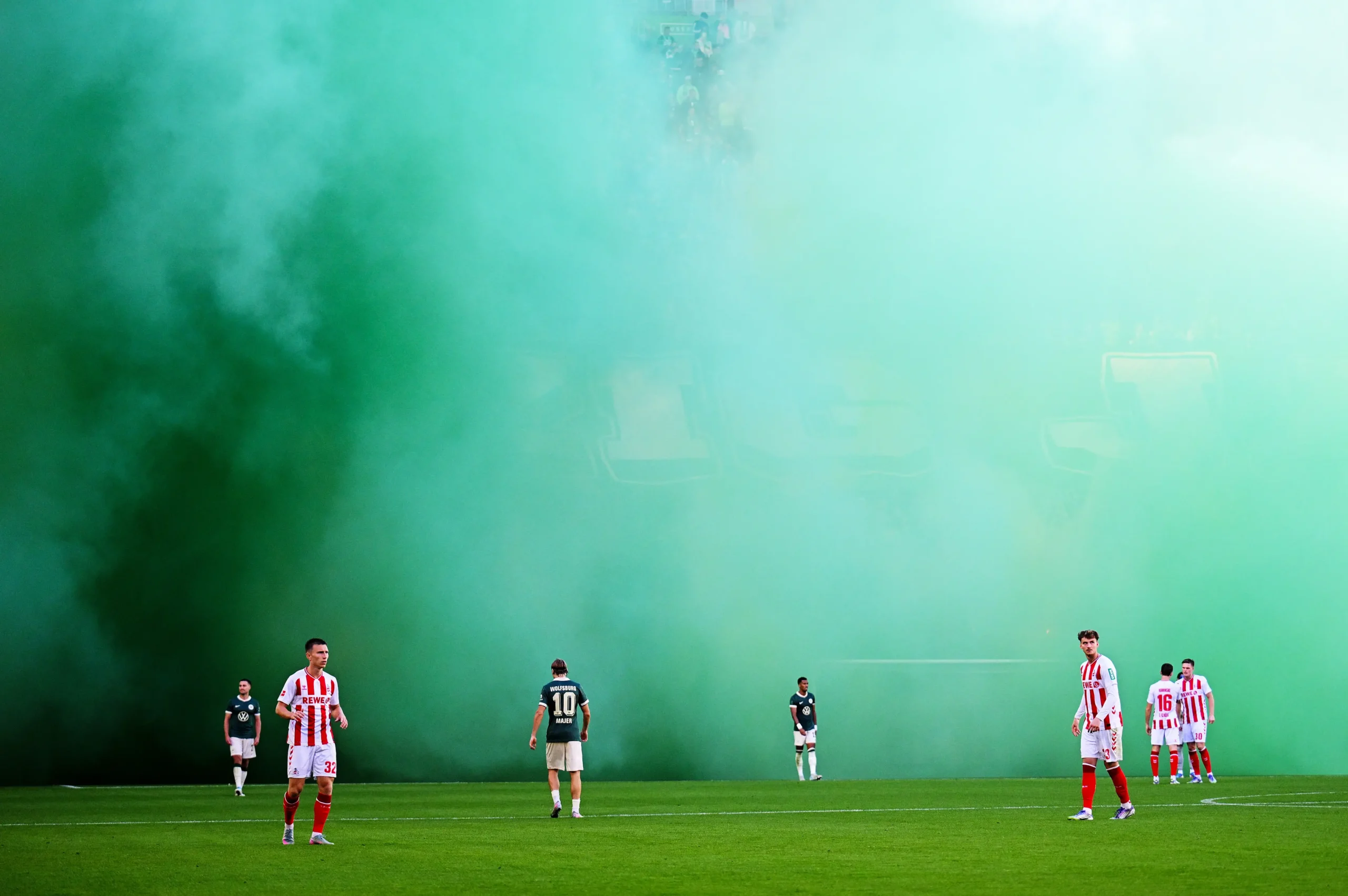 <em>Vista general del interior del estadio mientras los aficionados encienden bengalas verdes durante el partido de la Bundesliga entre el VfL Wolfsburg y el 1. FC Köln en el Volkswagen Arena de Wolfsburg, Alemania, el 13 de septiembre de 2025. Stuart Franklin/Getty Images</em>