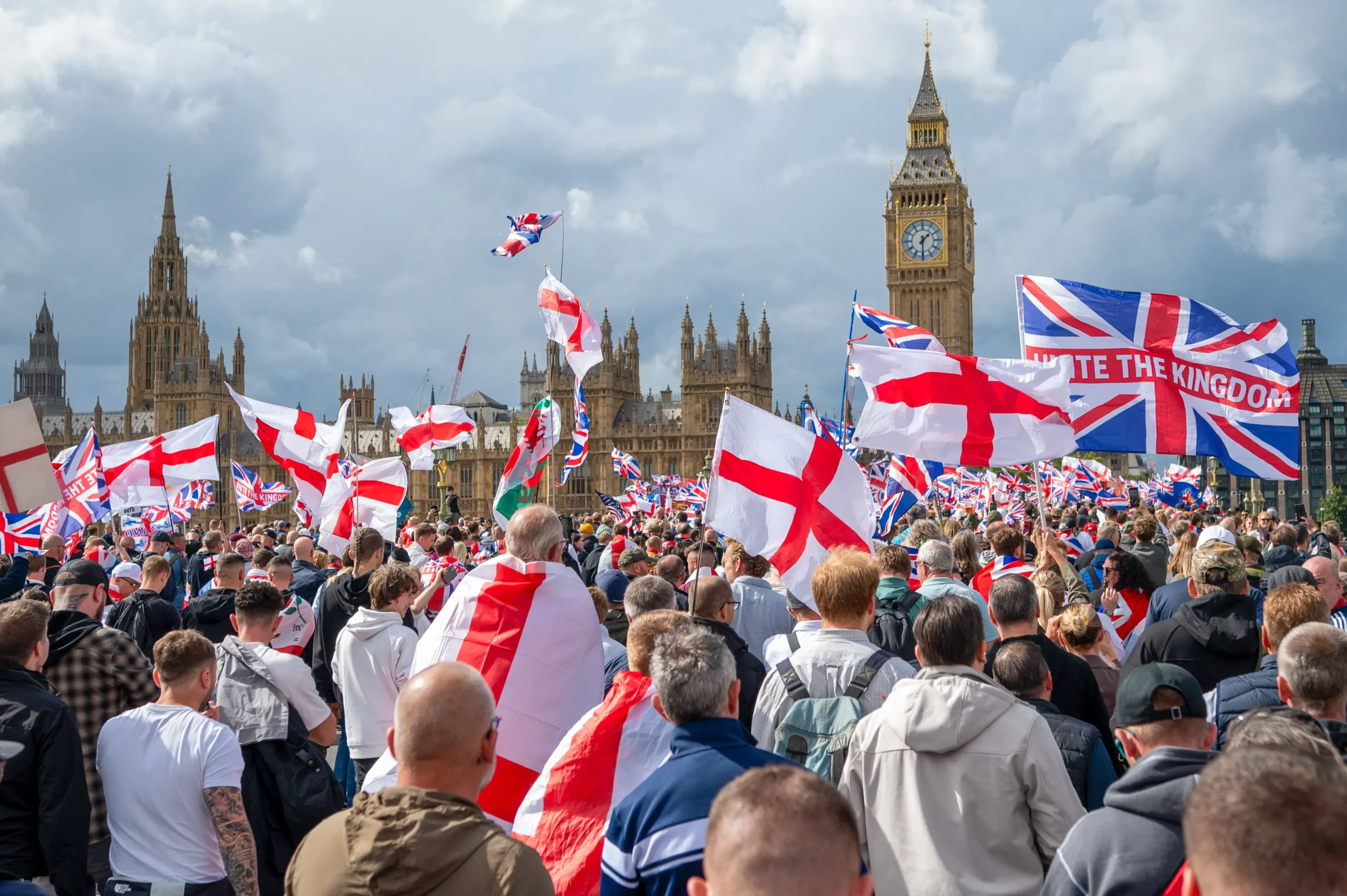 <em>Miembros del público cruzan el puente de Westminster en dirección a Whitehall durante la manifestación "Unite the Kingdom" en el centro de Londres, Inglaterra, el 13 de septiembre de 2025. Ben Montgomery/Getty Images</em>