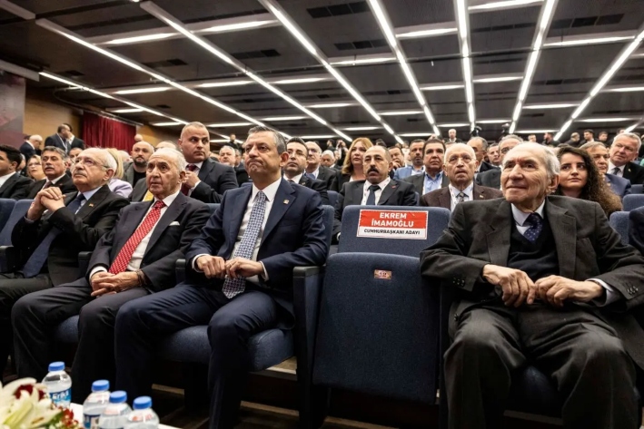 El líder del CHP, Ozgür Ozel (centro), sentado junto a un asiento vacío reservado para el alcalde de Estambul Ekrem Imamoglu, detenido, en un congreso del partido en Ankara, Turquía, el 6 de abril de 2025. (Serdar Ozsoy/Getty Images)