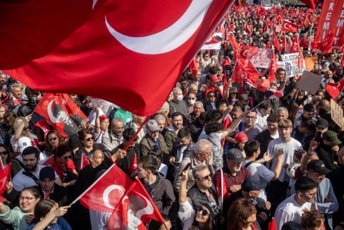 Manifestación de protesta en apoyo al alcalde de Estambul detenido, Ekrem Imamoglu, en Estambul, el 29 de marzo de 2025. (Chris McGrath/Getty Images)