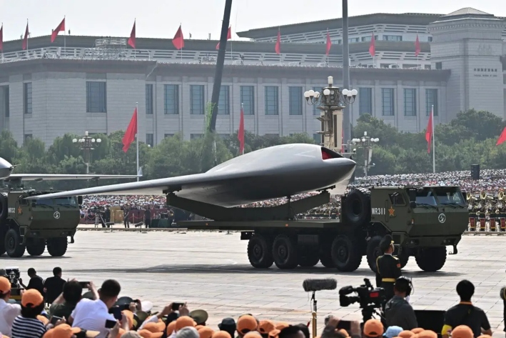 Un dron CS-5000T durante un desfile militar que conmemora el 80.º aniversario de la victoria sobre Japón y el fin de la Segunda Guerra Mundial, en la plaza de Tiananmen de Beijing, el 3 de septiembre de 2025. (Pedro Padro/AFP a través de Getty Images)