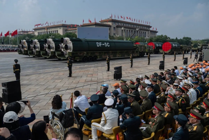 Los nuevos misiles nucleares estratégicos DF-5C de alcance global sobre camiones, tal y como se presentaron en un desfile militar que conmemoraba el 80.º aniversario de la victoria sobre Japón y el fin de la Segunda Guerra Mundial, en la plaza de Tiananmen de Beijing, el 3 de septiembre de 2025. (Kevin Frayer/Getty Images)