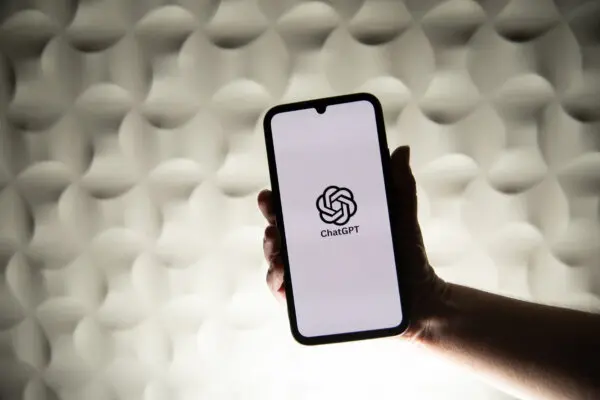 Una persona sostiene un teléfono con el logotipo de la inteligencia artificial ChatGPT de OpenAI en Bretaña, Francia, el 26 de febrero de 2025. (Vincent Feuray/Hans Lucas/AFP a través de Getty Images)