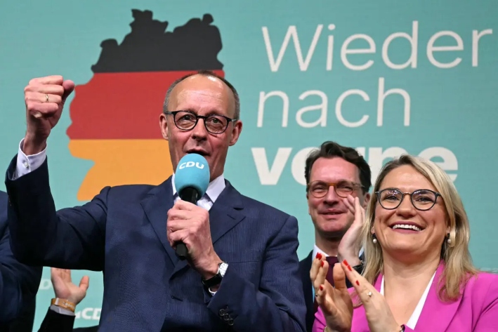 Friedrich Merz, líder de la conservadora Unión Demócrata Cristiana (CDU) de Alemania (izquierda), se dirige a sus seguidores tras el anuncio de las primeras encuestas a pie de urna en las elecciones generales alemanas, en Berlín, el 23 de febrero de 2025. (Ina Fassbender/AFP a través de Getty Images)