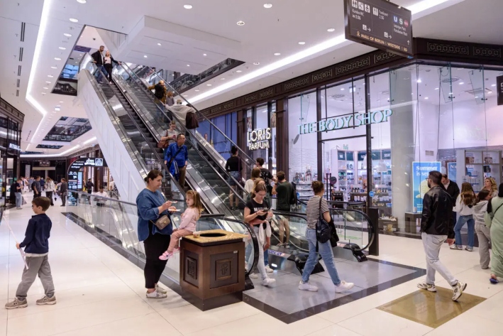 Personas caminando en un centro comercial de Berlín, el 23 de julio de 2025. (Mihut Savu/The Epoch Times)