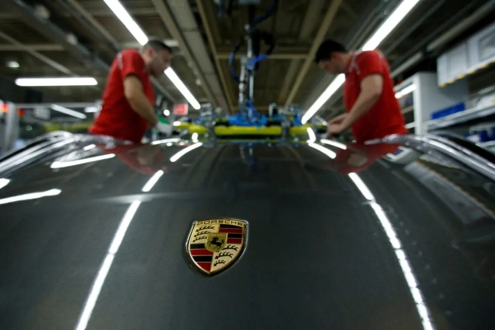 Empleados del fabricante de automóviles alemán Porsche instalan el parabrisas de un Porsche 911 en la fábrica de Porsche en Stuttgart-Zuffenhausen, Alemania, el 19 de febrero de 2019. (Ralph Orlowski/Reuters)