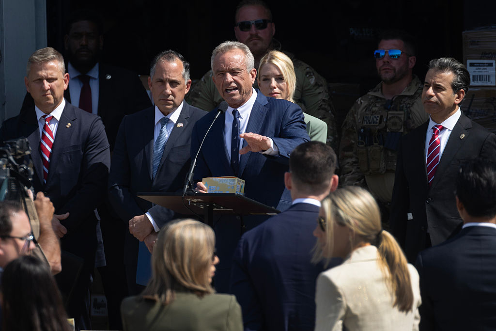 BENSENVILLE, ILLINOIS - 10 DE SEPTIEMBRE: Acompañado por la Fiscal General de EE. UU., Pam Bondi (atrás), y el Comisionado de la FDA, Marty Makary (der.), el Secretario de Salud y Servicios Humanos, Robert F. Kennedy Jr., habla con la prensa. (Foto de Scott Olson/Getty Images)