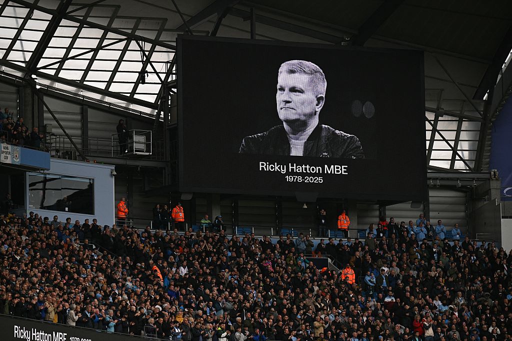 El público y los equipos guardan un minuto de silencio en memoria del fallecido boxeador Ricky Hatton durante el partido de fútbol de la Premier League inglesa entre el Manchester City y el Manchester United en el estadio Etihad de Mánchester, al noroeste de Inglaterra, el 14 de septiembre de 2025. (OLI SCARFF/AFP a través de Getty Images)