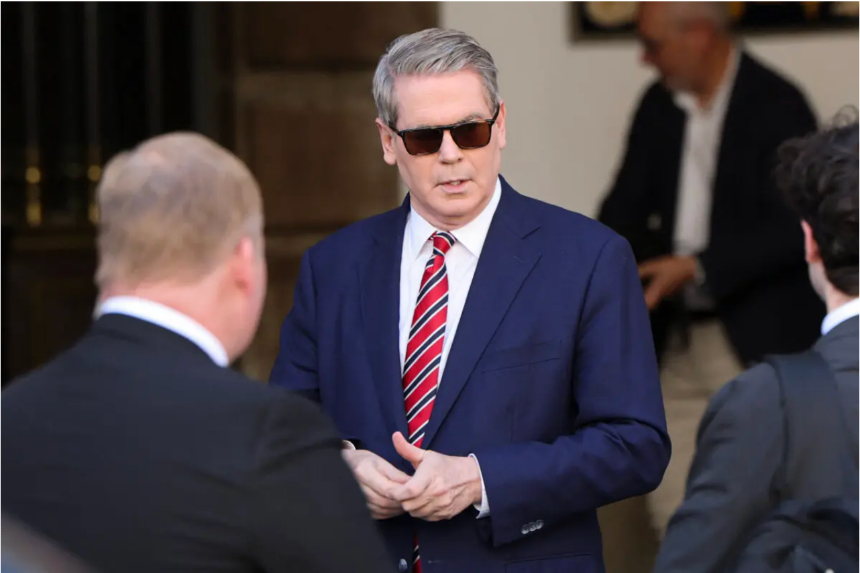 El secretario del Tesoro, Scott Bessent, llega al Ministerio de Asuntos Exteriores en Madrid antes de las conversaciones comerciales con el viceprimer ministro chino, He Lifeng, en la capital española el 14 de septiembre de 2025. Thomas COEX / AFP vía Getty Images