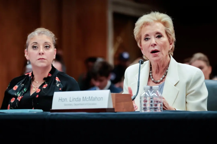 La secretaria de Educación, Linda McMahon (derecha), y la analista presupuestaria del Departamento de Educación, Hillary Perkins, testifican ante el Comité de Asignaciones del Senado en el Capitolio, en Washington, el 3 de junio de 2025. En abril, la Corte Suprema le permitió a Trump congelar millones de dólares en subvenciones relacionadas con la educación, y los jueces seguirán sopesando los casos sobre las facultades de gasto del presidente. (Chip Somodevilla/Getty Images)