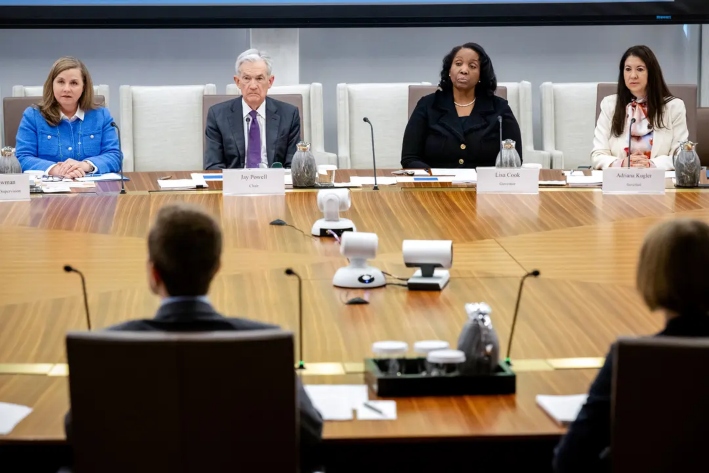 El presidente de la Reserva Federal, Jerome Powell, habla junto a la vicepresidenta de Supervisión, Michelle Bowman (izquierda), la gobernadora Lisa Cook (segunda por la derecha) y la gobernadora Adriana Kugler (derecha) durante una reunión en el edificio de la Junta de la Reserva Federal, en Washington, el 25 de junio de 2025. El despido de Cook por parte de Trump reavivó las especulaciones sobre la posibilidad de que la Corte Suprema se pronuncie sobre la facultad del presidente para destituir a altos funcionarios federales. (Saul Loeb/AFP a través de Getty Images)