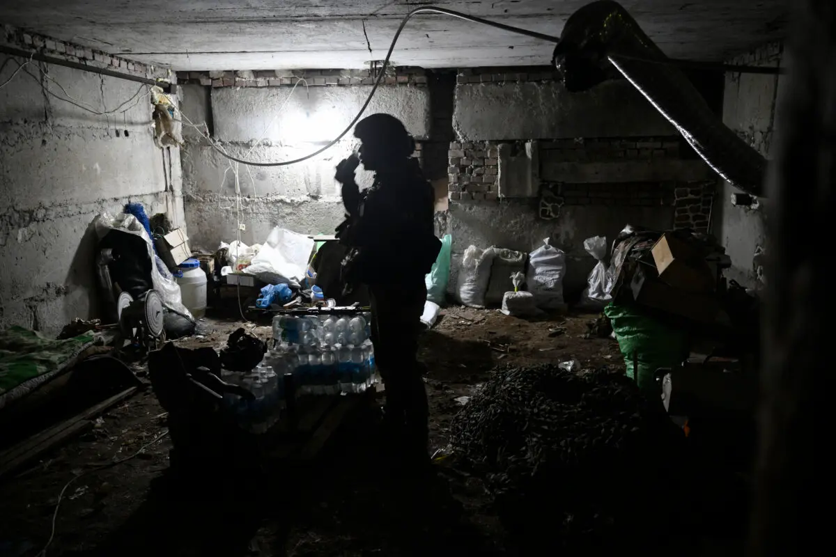 Un soldado ucraniano en un refugio cerca de Kostyantynivka, en la región de Donetsk, Ucrania, el 2 de mayo de 2025. (GenyaSvilov/AFP vía Getty Images)