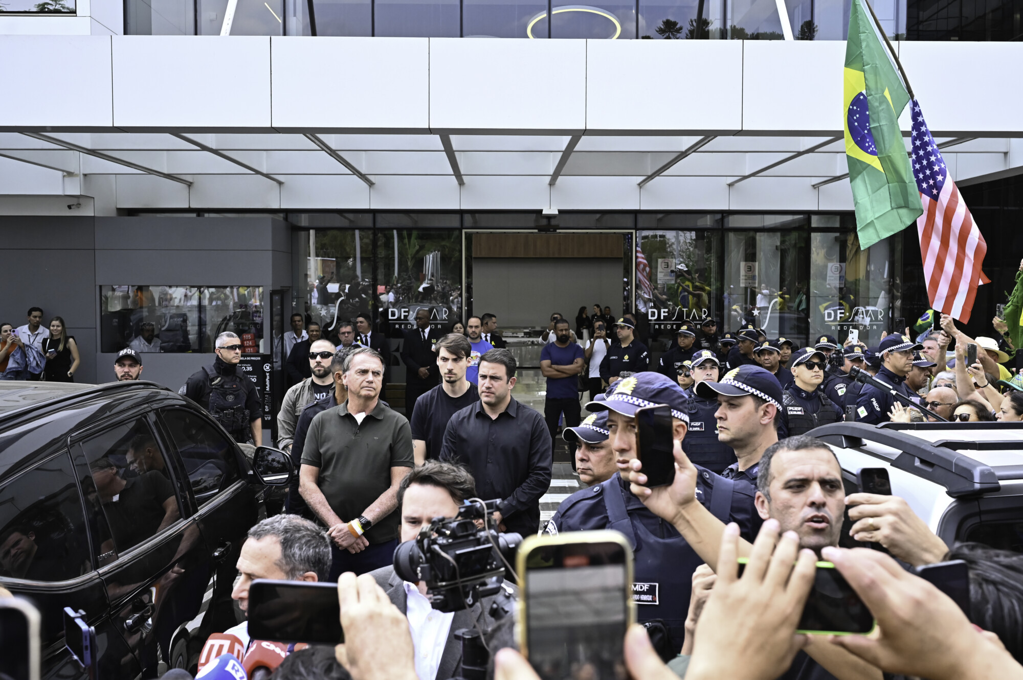 <em>El expresidente brasileño Jair Bolsonaro abandona el Hospital DF Star tras someterse a una intervención médica el 14 de septiembre de 2025 en Brasilia, Brasil. (on Molina/Getty Images)</em>