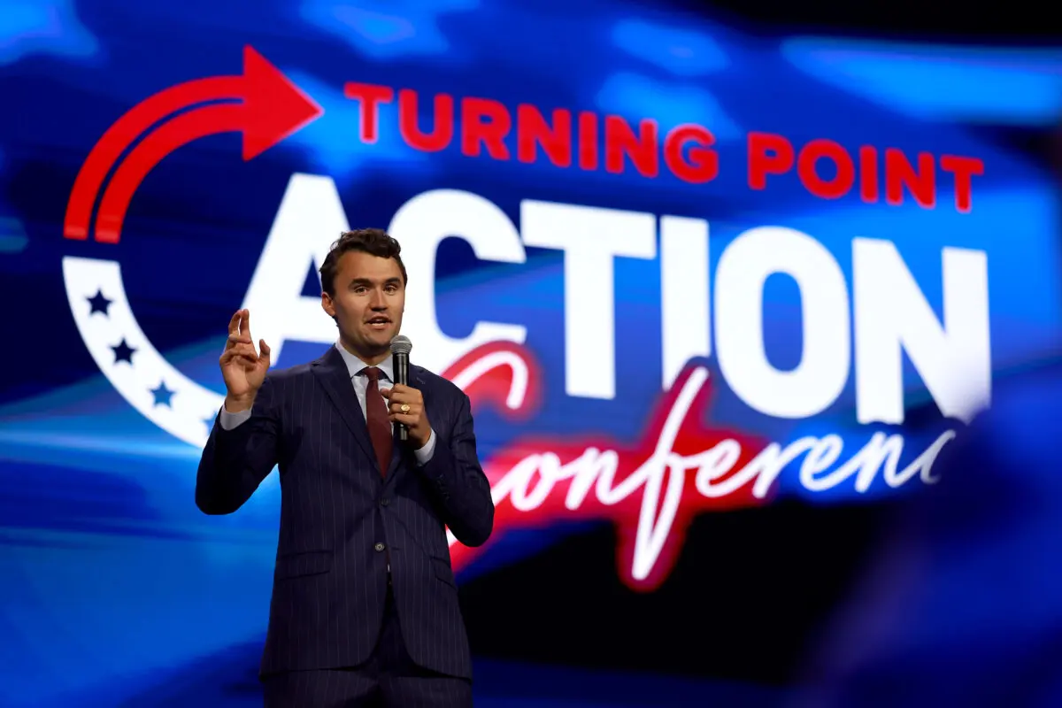 El fundador de Turning Point USA y comentarista conservador Charlie Kirk habla en la inauguración de la conferencia Turning Point Action en West Palm Beach, Florida, el 15 de julio de 2023. (Joe Raedle/Getty Images)
