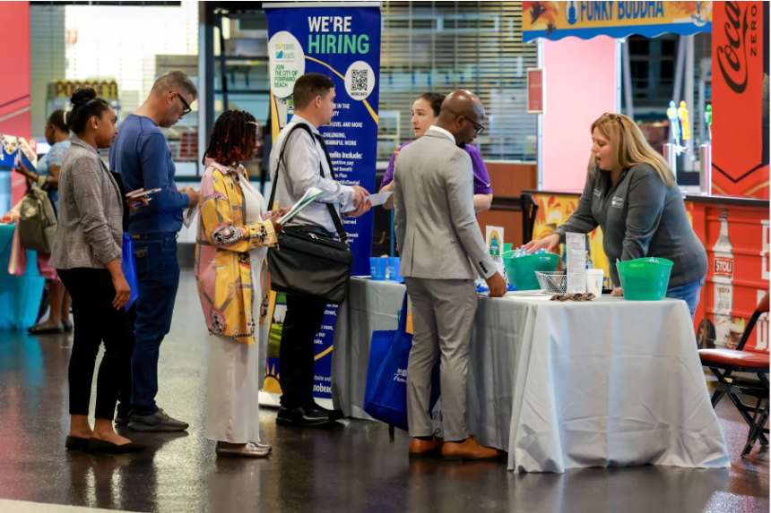 Reclutadores hablan con solicitantes de empleo durante una feria de empleo en Sunrise, Florida, el 26 de junio de 2024. Algunos legisladores advirtieron recientemente sobre la desaceleración del crecimiento del empleo y pidieron recortes de tasas sin demora. Joe Raedle/Getty Images