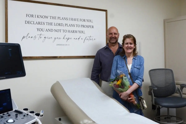 El senador estatal Doug Mastriano y su esposa Rebbie visitan el Centro de Mujeres Magnolia, en Filadelfia, el 13 de septiembre de 2025. (Frank Liang/The Epoch Times)