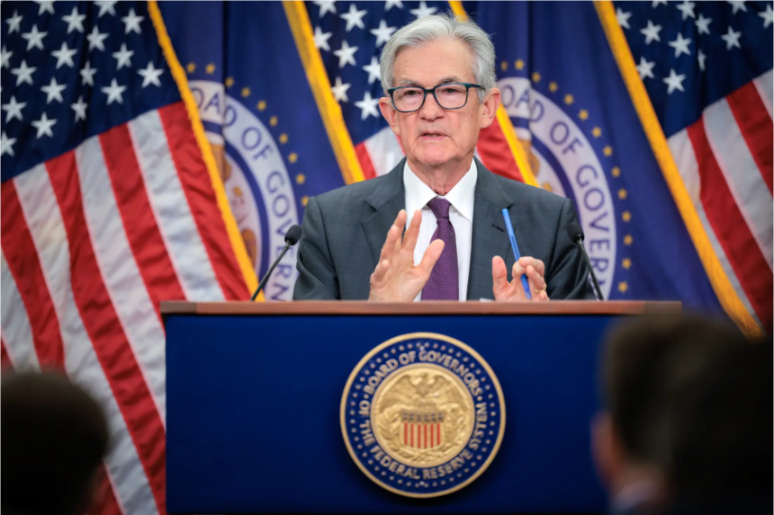 El presidente de la Reserva Federal, Jerome Powell, responde a las preguntas de la prensa tras las reuniones regulares del Comité Federal de Mercado Abierto (FOMC) en la Reserva Federal, en Washington, el 30 de julio de 2025. A pesar de la presión del presidente Donald Trump para bajar las tasas, el banco central las mantuvo sin cambios en un rango de entre el 4.25 % y el 4.5 %. Chip Somodevilla/Getty Images