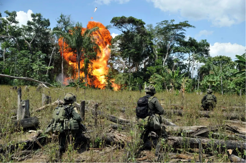 Agentes de la policía antinarcóticos hacen estallar un laboratorio para procesar cocaína de las Fuerzas Armadas Revolucionarias de Colombia (FARC) en el municipio de Puerto Concordia, Colombia, el 25 de enero de 2011. Guillermo Legaria/AFP/GettyImages