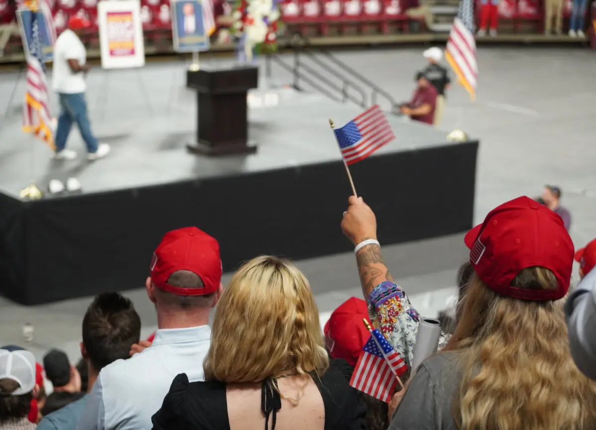 Los seguidores de Charlie Kirk ondean banderas estadounidenses durante una vigilia en honor al fallecido líder juvenil conservador en Tempe, Arizona, el 15 de septiembre de 2025. (Allan Stein/The Epoch Times).