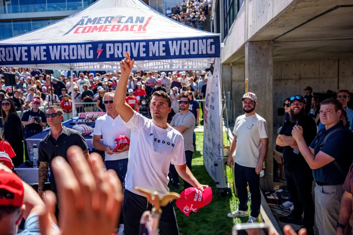 Charlie Kirk lanza gorras al público poco antes de recibir un disparo en un acto público en la Universidad del Valle de Utah, en Orem, Utah, el 10 de septiembre de 2025. (Trent Nelson/The Salt Lake Tribune/Reuters).