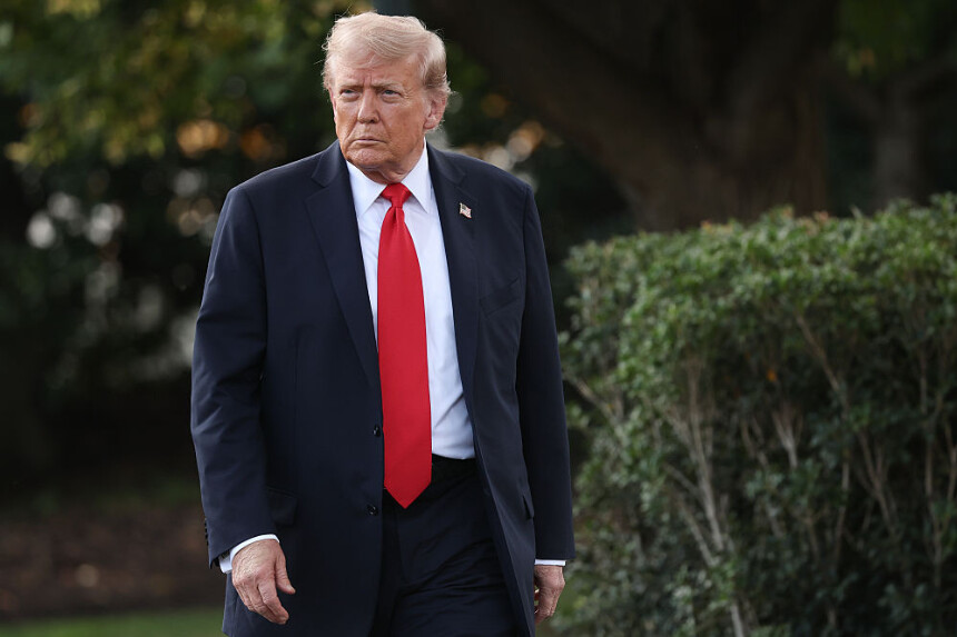 <em>El presidente de los Estados Unidos, Donald J. Trump, camina hacia los periodistas al salir de la Casa Blanca el 11 de septiembre de 2025 en Washington, D.C. (Win McNamee/Getty Images)</em>