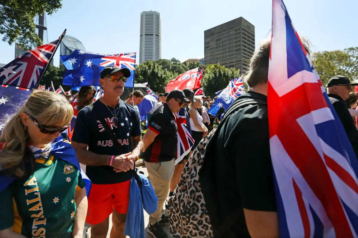 Los manifestantes guardan un minuto de silencio en memoria de Charlie Kirk durante una concentración de "Australia Unites for Freedom" (Australia se une por la libertad) en Sídney el 13 de septiembre de 2025. (Getty Images)